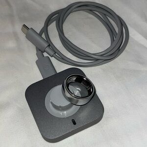 Oura Silver Ring with Charging Cable